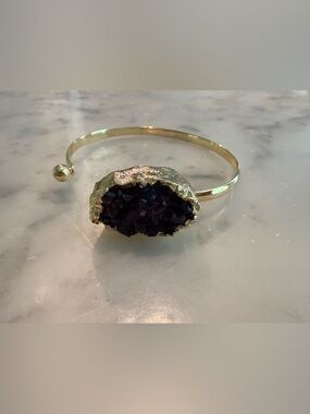 Gold Cuff Bracelet with Amethyst Cluster Stone